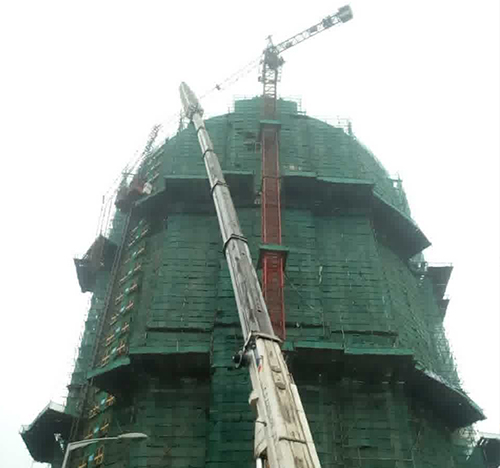 扎囊吊车在工地上作业
